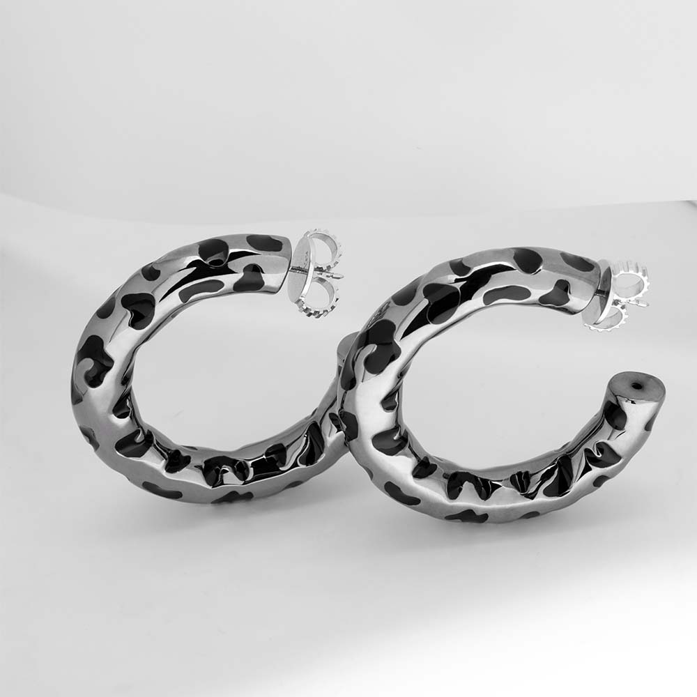 MEDIUM BLACK LEOPARDO HOOP IN BLACK RHODIUM PLATED SILVER WITH ENAMEL DETAILS