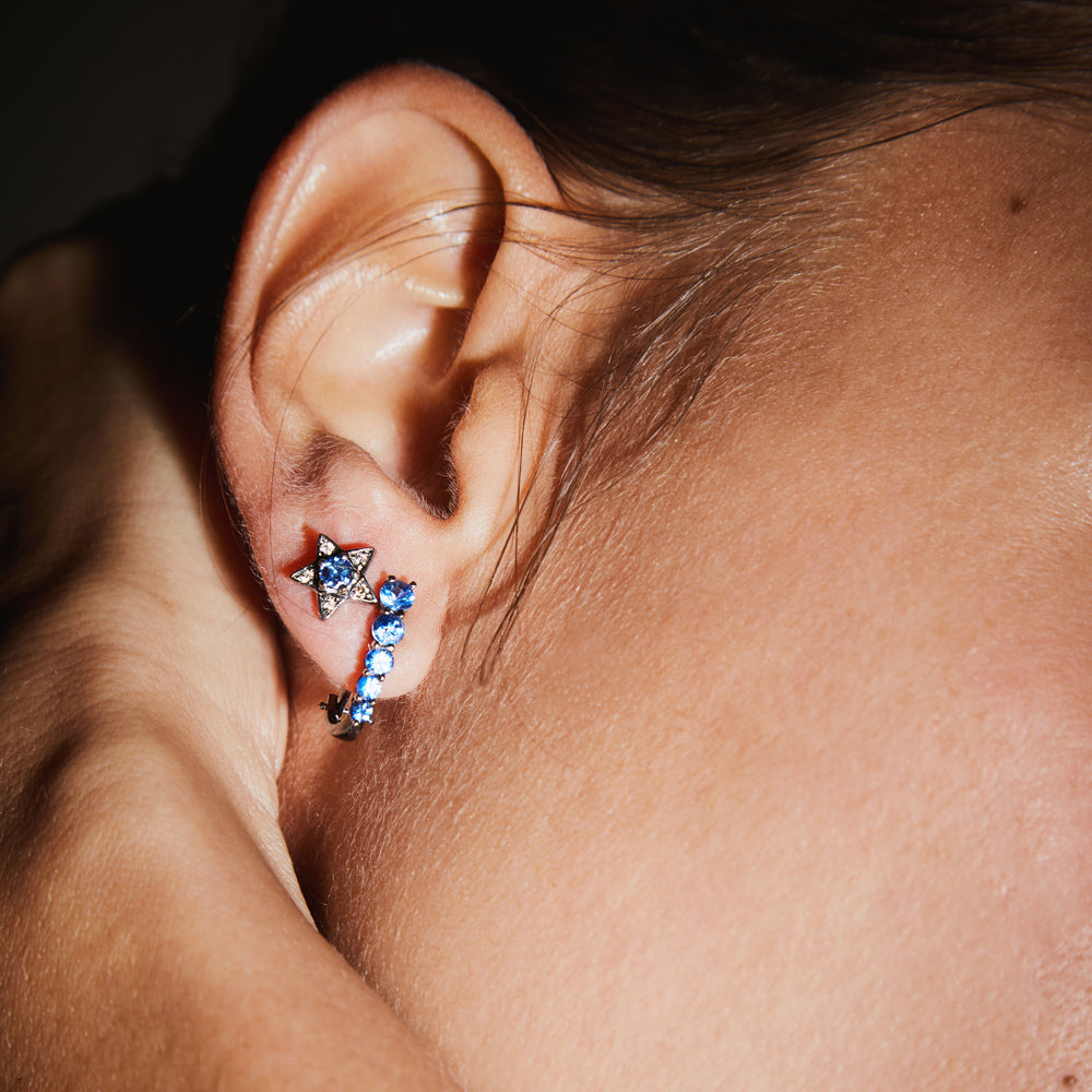 MEDIUM ROCK STAR COMET EARRING IN BLACK RHODIUM PLATED 18K WHITE GOLD WITH BLUE SAPPHIRE