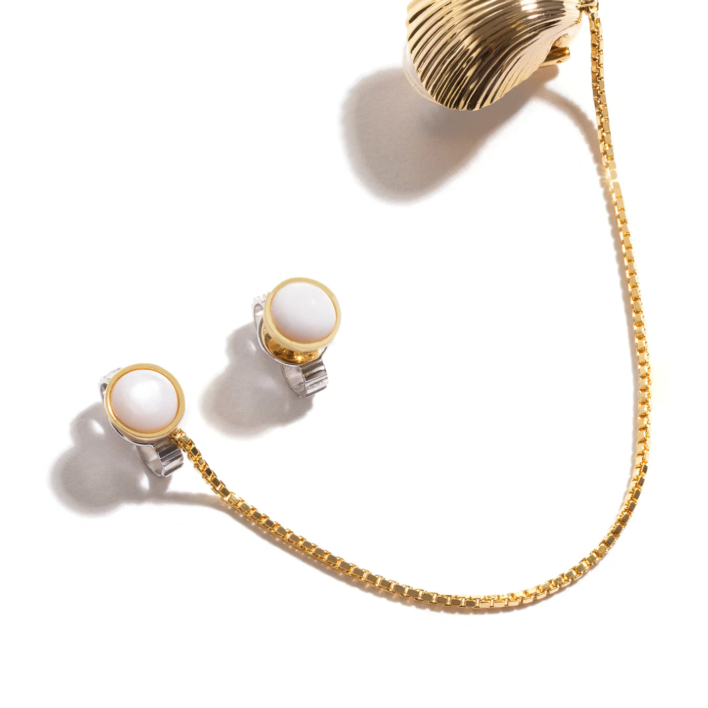 PERLA CHAIN EARRING IN 18K YELLOW GOLD WITH MOTHER OF PEARL