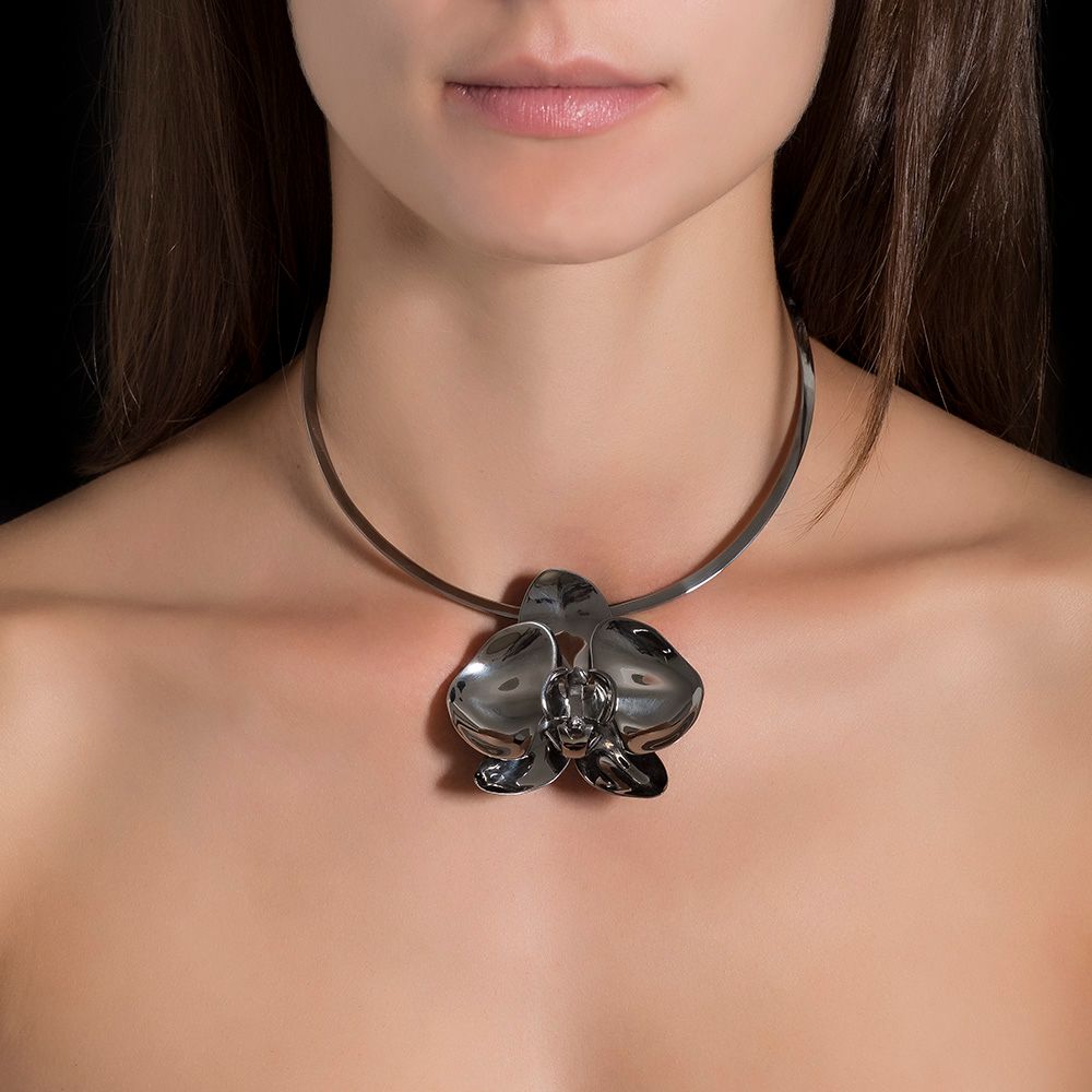 ORCHID NECKLACE IN BLACK RHODIUM PLATED SILVER WITH DIAMOND